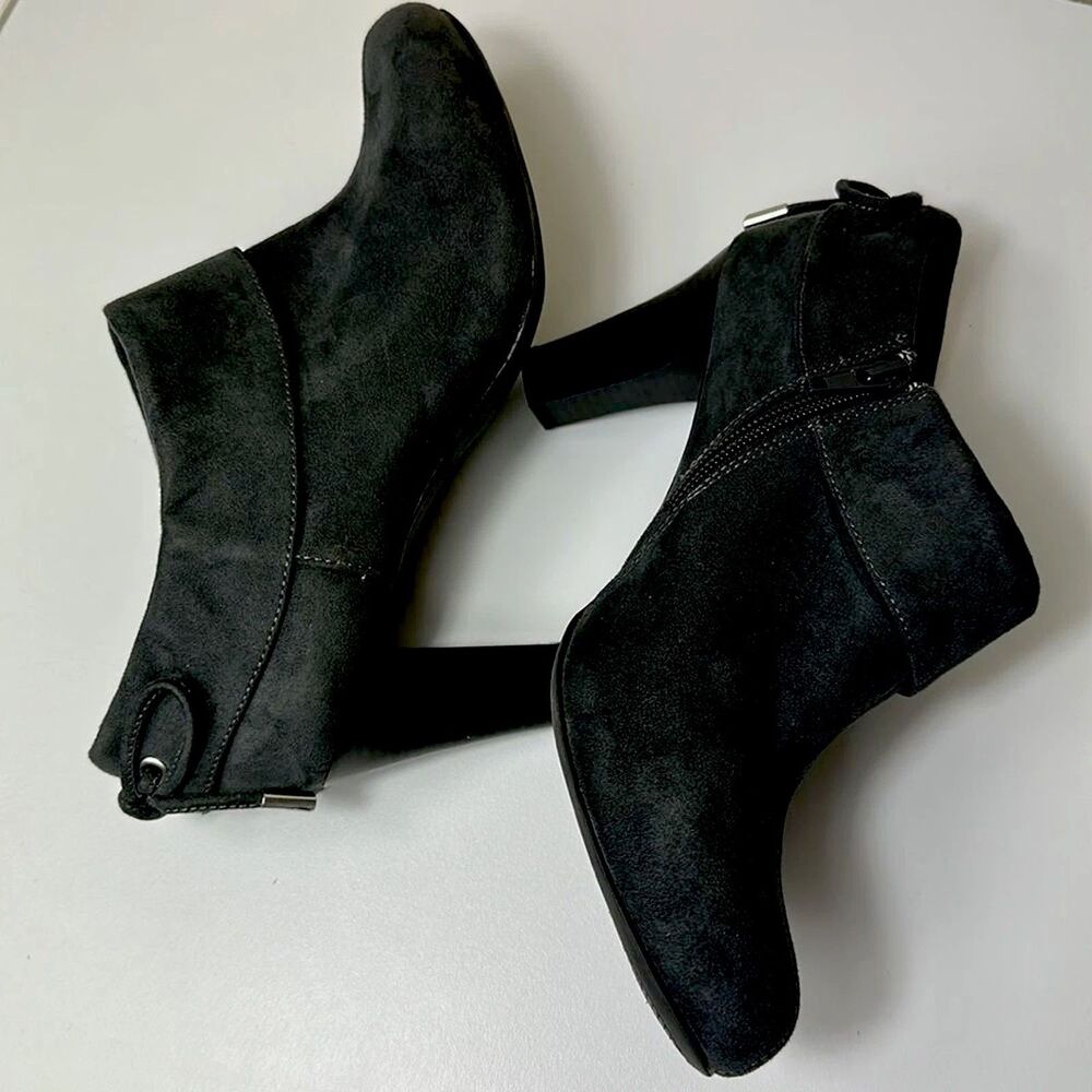 Coach gray Suede Heel Cuffed Ankle Bootie size 7.5 excellent condition